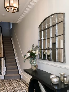 Slow Arch style in this hallway area, bringing an illusion of space and light to a narrower space